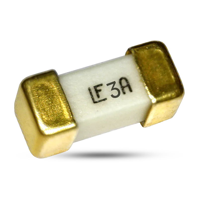 صورة لفيوز سيراميك 3 امبير صغير الحجم من نوع SMD، يتميز بجسم أبيض وأطراف معدنية ذهبية، يستخدم في حماية الأجهزة الإلكترونية الدقيقة من التيار الزائد.